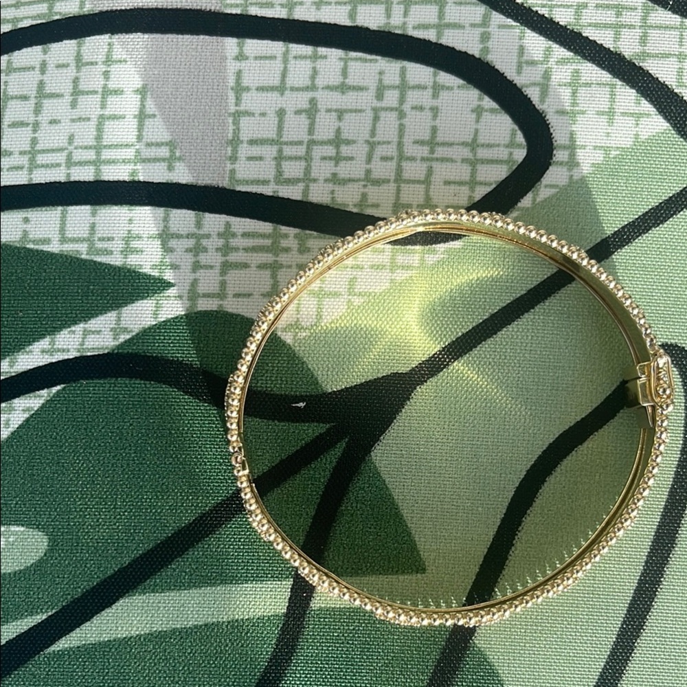 Elegant Gold-Tone Bracelet - Picture 15 of 17